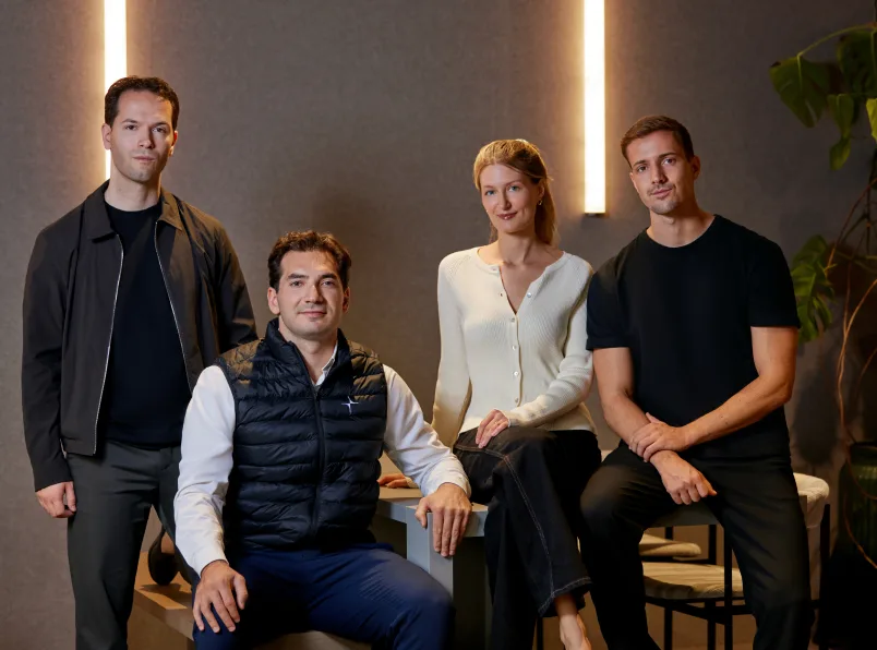 Das Team von Zenline AI gemeinsam im Büro in Zürich